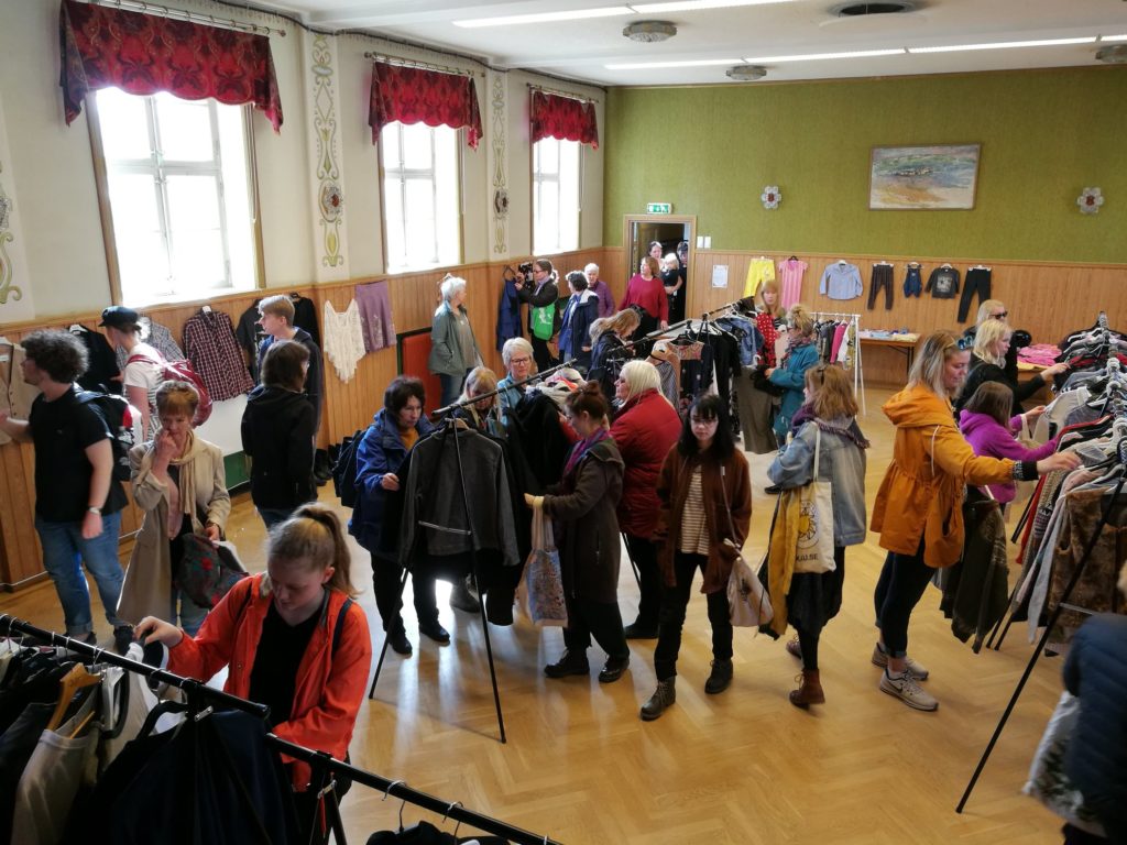 Människor kollar på kläder på klädbytardagen