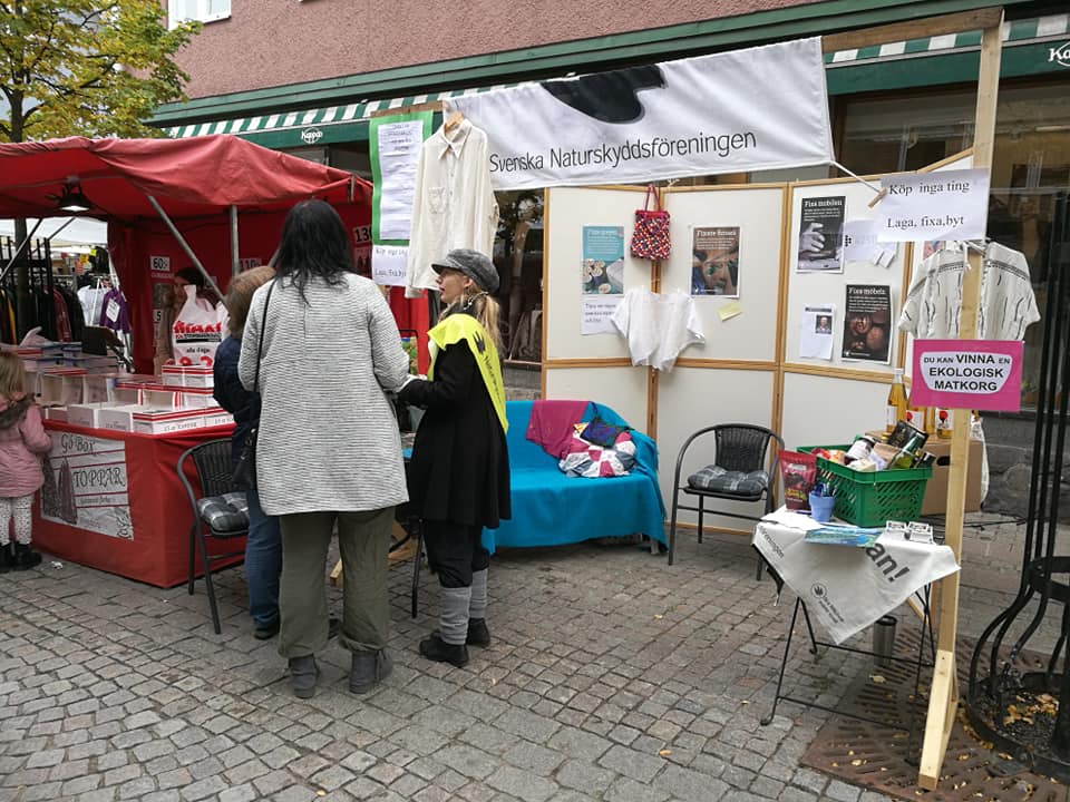 Freja pratar med en besökare på marknaden
