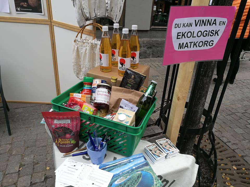 Ekologisk matkorg på ett bord