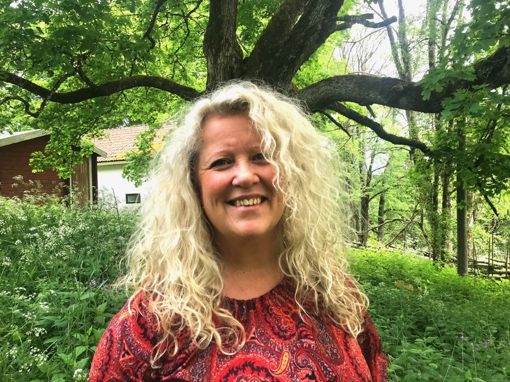 Ann-Sofi framför ett träd