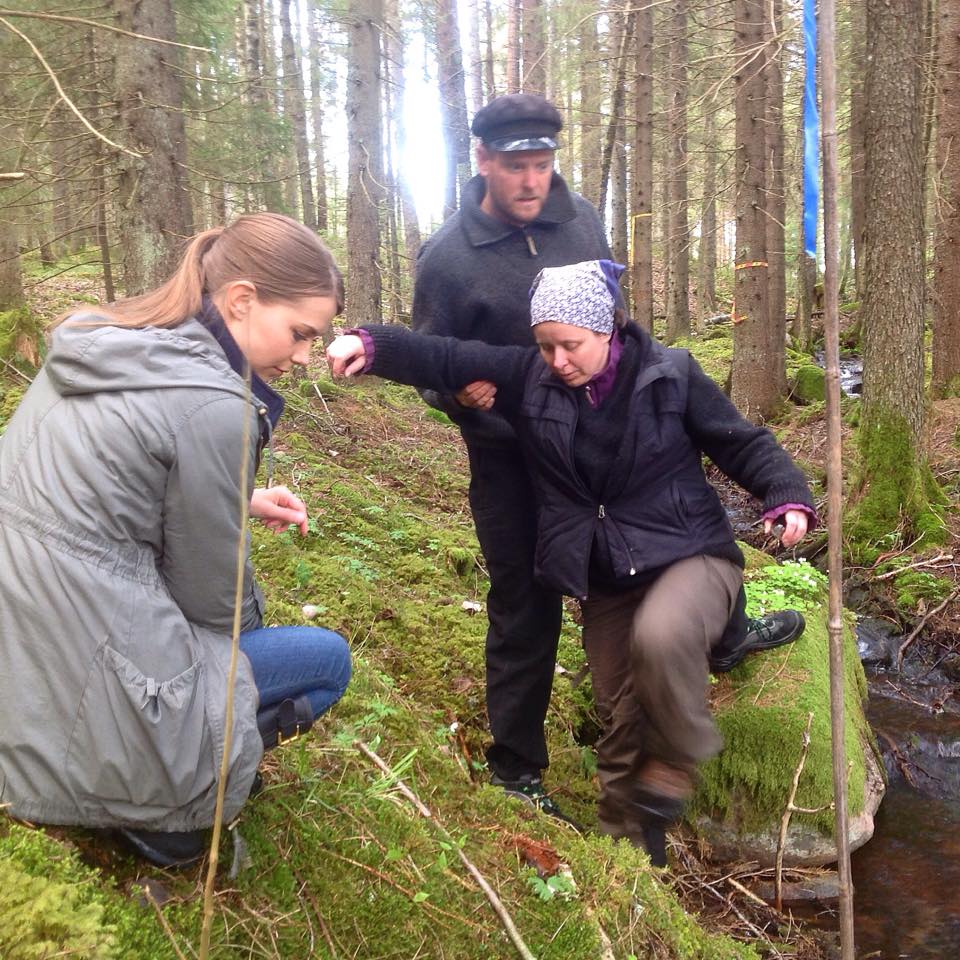 Tre personer i skogen