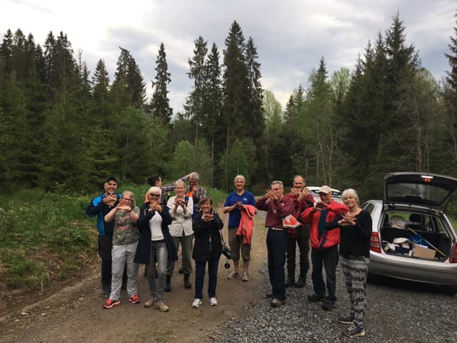 många personer på en parkering