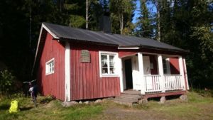 Svinsjöstuga, röd med vita knutar